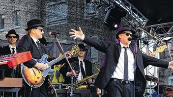 Hut, Sonnenbrille, schwarzer Anzug: Blues Brothers alias &bdquo;Straight Bourbon&ldquo;.