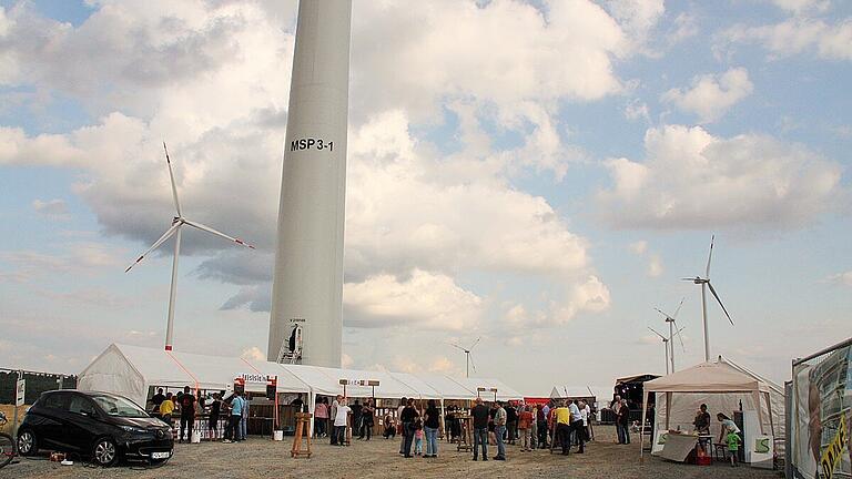 Die Arnsteiner Bürger-Energie lud zu einer Informationsveranstaltung über Windkraft und erneuerbarer Energie an die Binsfelder Windräder in der Flur zwischen Binsfeld und Retzstadt. Links im Bild sind die beiden Windräder der Arnsteiner-Bürger-Energie zu sehen. Im Hintergrund rechts stehen die Windräder vom Windpark Retzstadt.