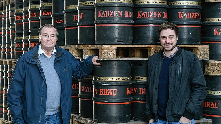 Die beiden Kauzen-Chefs Karl-Heinz und Jacob Pritzl im Fassbier-Lager ihrer Brauerei.&nbsp;