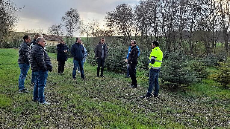 In Billingshausen besichtigte der Gemeinderat die mögliche Fläche für einen Hundeplatz.