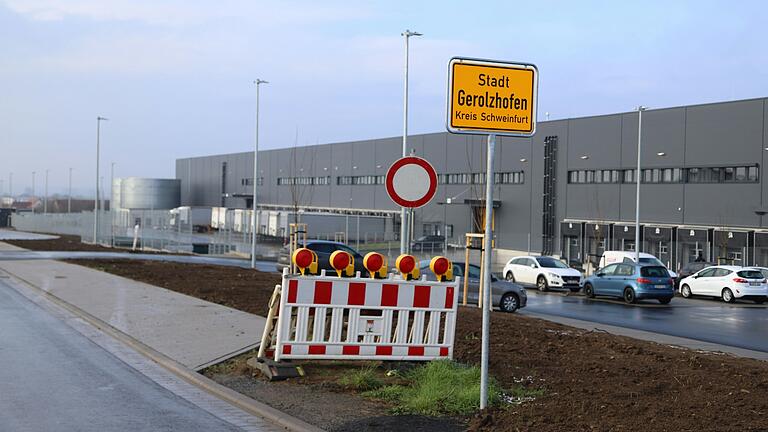 Das Unternehmen Schäflein hat im Industriegebiet 'An der Mönchstockheimer Straße' ein Logistiklager und Dienstleistungszentrum errichtet. Das Unternehmen Schäflein hat im Industriegebiet 'An der Mönchstockheimer Straße' ein Logistiklager und Dienstleistungszentrum errichtet.
