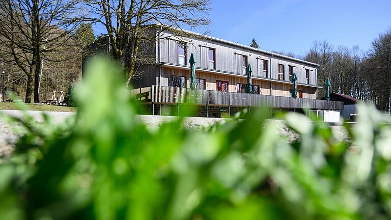 Das Berghaus Rhön bei Riedenberg im Landkreis Bad Kissingen ist ein beliebtes Ausflugsziel auch für Familien. Das Berghaus Rhön bei Riedenberg im Landkreis Bad Kissingen ist ein beliebtes Ausflugsziel auch für Familien.