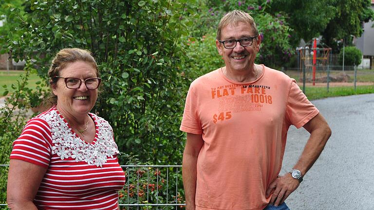 Brigitte und Wolfgang Barthel stehen zwischen Spielplatz und Baustraße.