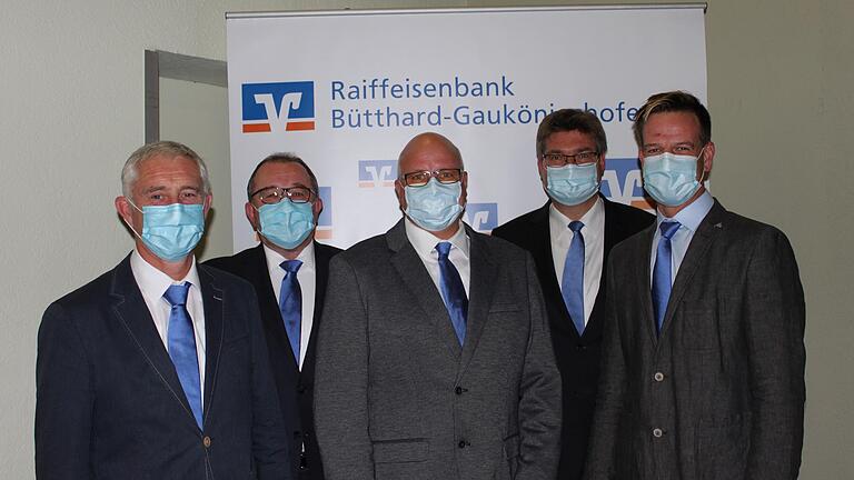 Im Foto (von links): Erwin Angly, Vorstandsvorsitzender Franz Kraupe, Aufsichtsratsvorsitzender Christian Schmitt, Vorstand Manfred Schmidt, André Ulsamer.