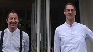 Restaurantleiter Thomas Hüttl und Küchenchef Frederik Desch (rechts) freuen sich über einen erneut errungenen Stern des Guide Michelin.&nbsp;