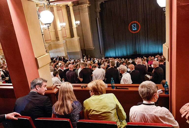 In der Promi-Loge: Ministerpräsident Markus Söder mit Ehefrau Karin, Ex-Bundeskanzlerin Angela Merkel mit Ehemann Joachim Sauer (von links).