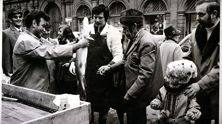 Der Fischmarkt der Fischerzunft Würzburg 1972 am Fischerbrunnen in der Karmelitenstraße.&nbsp;