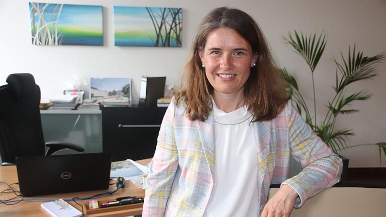 Landrätin Sabine Sitter (CSU) in ihrem Büro im Landratsamt.