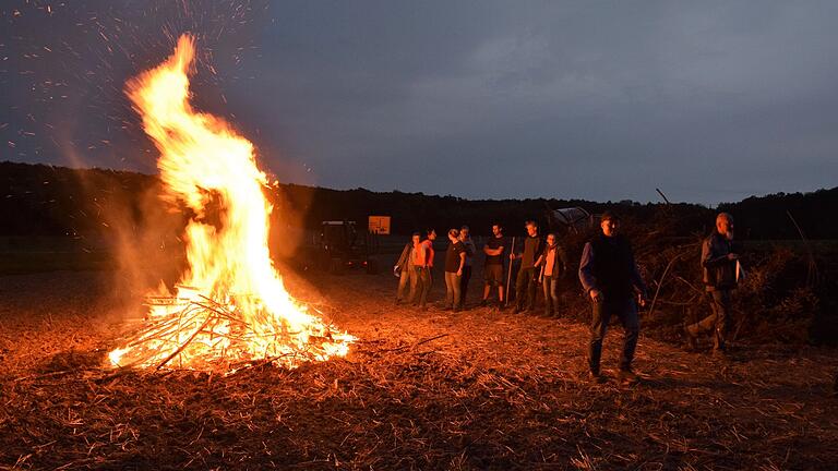Mit einem Mahnfeuer protestierten Weidetierhalter am Freitagabend in Halsbach gegen die ungehinderte Ausbreitung von Wölfen.