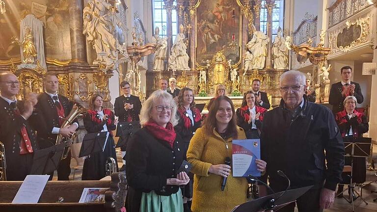 Die 1. Vorsitzende der Stadtkapelle Münnerstadt, Erika Pascher, und NBMB-Kreisvorsitzende Birgit Döhler gratulierten Robert Kiesel zu 60 Jahre aktivem Musizieren.       -  Die 1. Vorsitzende der Stadtkapelle Münnerstadt, Erika Pascher, und NBMB-Kreisvorsitzende Birgit Döhler gratulierten Robert Kiesel zu 60 Jahre aktivem Musizieren.