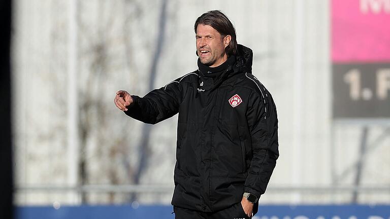Für Trainer Martin Lanig und die Würzburger Kickers hat die Winterpause begonnen. Für Trainer Martin Lanig und die Würzburger Kickers hat die Winterpause begonnen.