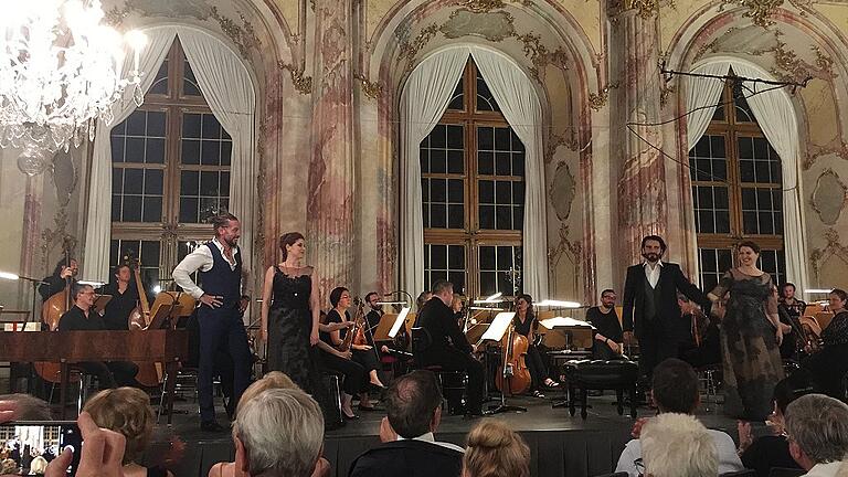 Wer braucht schon Bühne und Kulissen? Robert Gleadow (Guglielmo), Serena Malfi (Dorabella), Anicio Zorzi Guistiniani (Ferrando), Ana Maria Labin (Fiordiligi), vorne von links) und Les Musiciens du Louvre. Wer braucht schon Bühne und Kulissen? Robert Gleadow (Guglielmo), Serena Malfi (Dorabella), Anicio Zorzi Guistiniani (Ferrando), Ana Maria Labin (Fiordiligi), vorne von links) und Les Musiciens du Louvre.