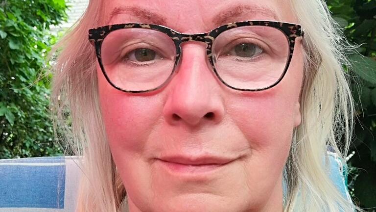 Andrea Krüger-Wiegand betreibt die Storchenstation Wabern in Nordhessen. Sie versorgt den kleinen Storch aus Salz. Andrea Krüger-Wiegand betreibt die Storchenstation Wabern in Nordhessen. Sie versorgt den kleinen Storch aus Salz.