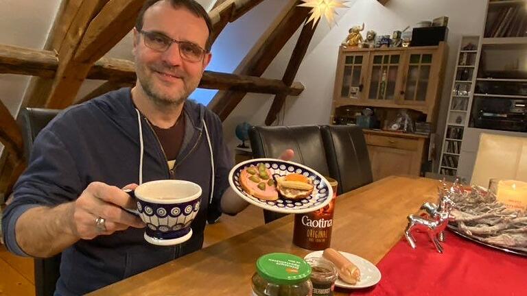 Leckeres Leberwurst-Brot mit Gürkchen und dazu einen Kakao: Tradition an Heiligabend für die Familie Schikora. Leckeres Leberwurst-Brot mit Gürkchen und dazu einen Kakao: Tradition an Heiligabend für die Familie Schikora.