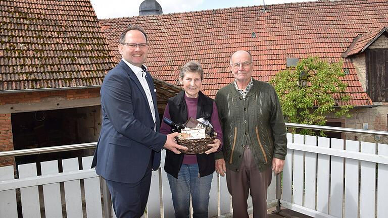 Zum Ehejubiläum der Goldenen Hochzeit  gratulierte Karlstadts Bürgermeister Michael Hombach (links) dem Ehepaar Monika und Erich Kraft in ihrem Wohnhaus in Stadelhofen mit einem Präsent.