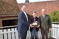 Zum Ehejubiläum der Goldenen Hochzeit  gratulierte Karlstadts Bürgermeister Michael Hombach (links) dem Ehepaar Monika und Erich Kraft in ihrem Wohnhaus in Stadelhofen mit einem Präsent.