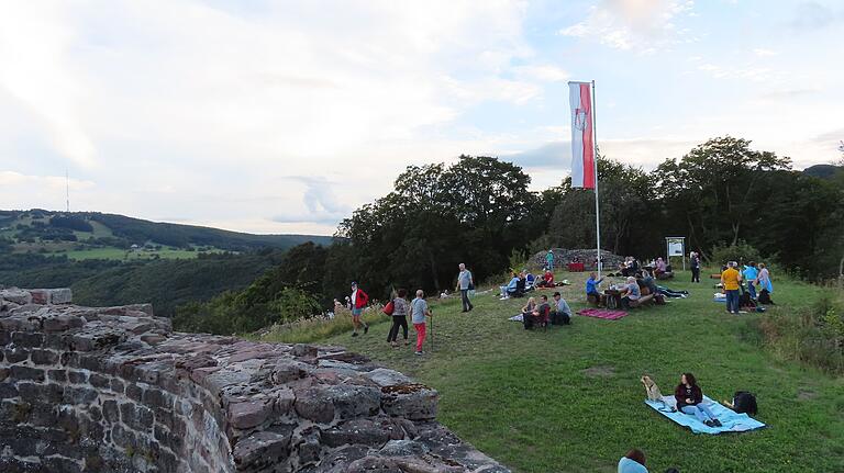 Die Zuhörer hatten es sich überall in der Burgruine gemütlich gemacht.