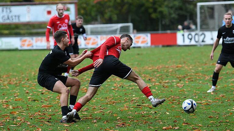 Luca Sillner (links, DJK Schwebenried/Schwemmelsbach) im Zweikampf mit Luis Wirth (FT Schweinfurt). Das umkämpfte Spiel endete unentschieden.