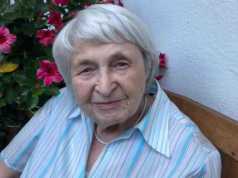 Ludmilla Gabelmann hat beim Madonnenraub von Volkach 1962 die Täter gehört und deren Fahrzeug gesehen. Sie ist die Tochter des Mesners Philipp Jäcklein und wohnte mit ihm damals im Haus neben der Kapelle 'Maria im Weingarten'. Die 95-Jährige lebt in München. Ludmilla Gabelmann hat beim Madonnenraub von Volkach 1962 die Täter gehört und deren Fahrzeug gesehen. Sie ist die Tochter des Mesners Philipp Jäcklein und wohnte mit ihm damals im Haus neben der Kapelle 'Maria im Weingarten'. Die 95-Jährige lebt in München.