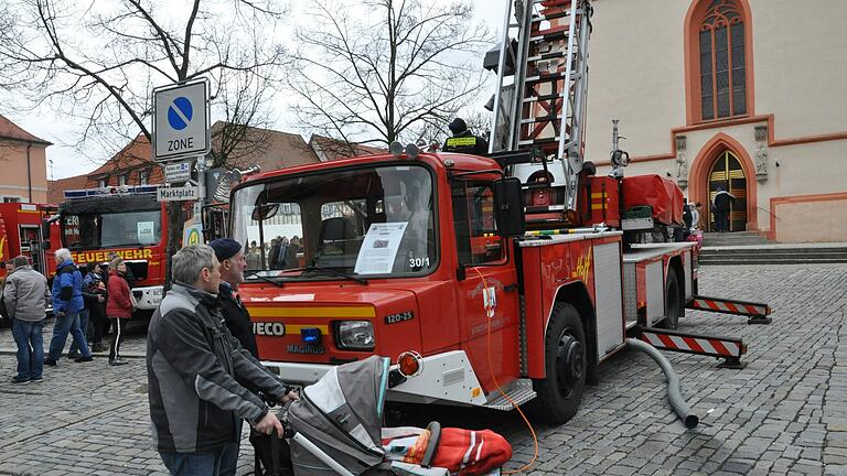 Zum Hofheimer Frühlingsmarkt gehören auch die Schauübungen der Feuerwehr auf dem Marktplatz - wie hier 2019.