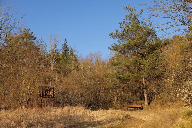 Wandern auf dem Fuchsstädter Natur- und Kulturlehrpfad. An kühlen Tagen besonders gefragt: sonnige Rastplätze.