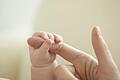 78744858       -  Mother and Newborn Baby Holding Hands (Symbolbild)