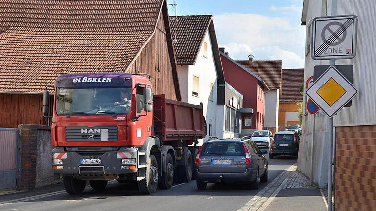 Feierabendverkehr am späten Nachmittag. Zahlreiche Autos und Lkw rollen durch die Forstmeisterstraße. Nur wenige fahren die vorgeschriebenen 30 Stundenkilometer. Da die Häuser hier teilweise sehr eng stehen, wird der Lärm noch verstärkt. Foto: Kathrin Kupka-Hahn       -  Feierabendverkehr am späten Nachmittag. Zahlreiche Autos und Lkw rollen durch die Forstmeisterstraße. Nur wenige fahren die vorgeschriebenen 30 Stundenkilometer. Da die Häuser hier teilweise sehr eng stehen, wird der Lärm noch verstärkt. Foto: Kathrin Kupka-Hahn