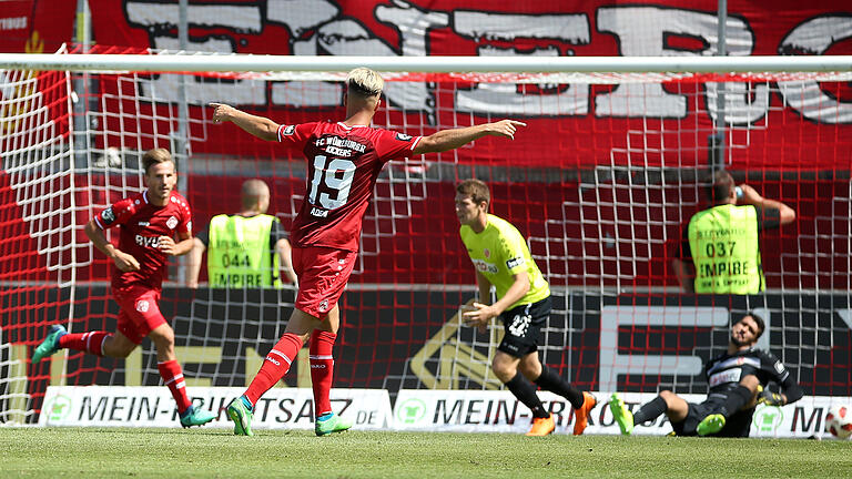 Fussball, 3. Liga, FC Würzburger Kickers - FC Energie Cottbus - v.li.: Simon Skarlatidis (FC Würzburger Kickers), Orhan Ademi (FC Würzburger Kickers) Fussball, 3. Liga, FC Würzburger Kickers - FC Energie Cottbus - v.li.: Simon Skarlatidis (FC Würzburger Kickers), Orhan Ademi (FC Würzburger Kickers)