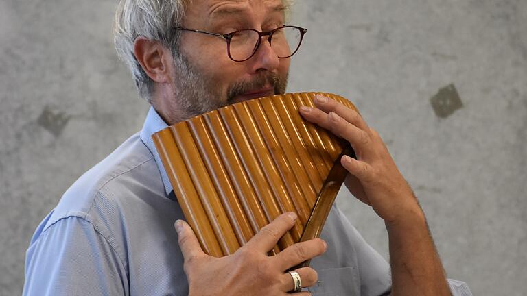Rüdiger Wolf bereicherte die Lesung mit Melodien auf der Panflöte. Rüdiger Wolf bereicherte die Lesung mit Melodien auf der Panflöte.