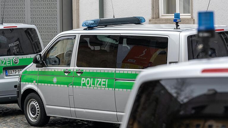 Polizeifahrzeuge stehen in der Regensburger Innenstadt. Die Polizei hat inzwischen den in Regensburg geflohenen Häftling, der eine lebenslange Haftstrafe wegen Mordes absitzen muss, wieder in Gewahrsam. Polizeifahrzeuge stehen in der Regensburger Innenstadt. Die Polizei hat inzwischen den in Regensburg geflohenen Häftling, der eine lebenslange Haftstrafe wegen Mordes absitzen muss, wieder in Gewahrsam.