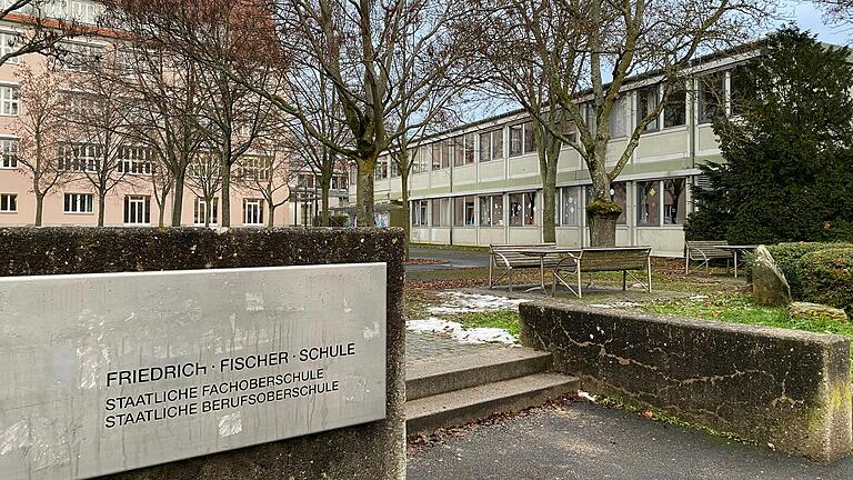 Der Ofra-Bau kommt weg: An der FOS/BOS in Schweinfurt gibt es in einigen Jahren eine große Baumaßnahme, denn der rechts im Bild zu sehende baufällige Anbau mit 15 Klassen wird durch einen vierstöckigen Neubau ersetzt. Der Ofra-Bau kommt weg: An der FOS/BOS in Schweinfurt gibt es in einigen Jahren eine große Baumaßnahme, denn der rechts im Bild zu sehende baufällige Anbau mit 15 Klassen wird durch einen vierstöckigen Neubau ersetzt.