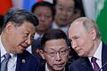 urn_newsml_dpa.com_20090101_241024-99-808482-v4-s2048.jpeg       -  Der chinesische Präsident Xi Jinping (links) und Russlands Wladimir Putin auf dem BRICS-Gipfel in Kasan.