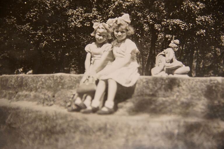 In Erlangen, wo sie bei Verwandten Unterschlupf fanden, entstand dieses Bild von Helga (rechts) und ihrer Schwester. In Erlangen, wo sie bei Verwandten Unterschlupf fanden, entstand dieses Bild von Helga (rechts) und ihrer Schwester.