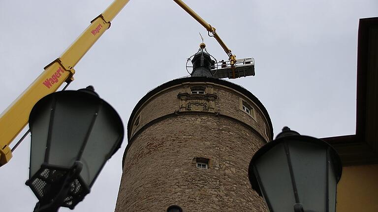 Hoch hinaus . . . musste der Kran, um den Marktturm zu schmücken.