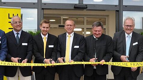 Die Ehrengäste beim Durchschneiden des Gelben Band bei der Einweihung von Werk West der &bdquo;Fränkischen&ldquo; (ab Zweitem von links): Peter Schmitt, MdL Steffen Vogel, IHK-Präsident Dr. Klaus Mapara, Julius Kirchner, Guido Wey, Staatssekretär Gerhard Eck, Bürgermeister Claus Bittenbrünn, Landrat Wilhelm Schneider, Dagmar und Otto Kirchner.