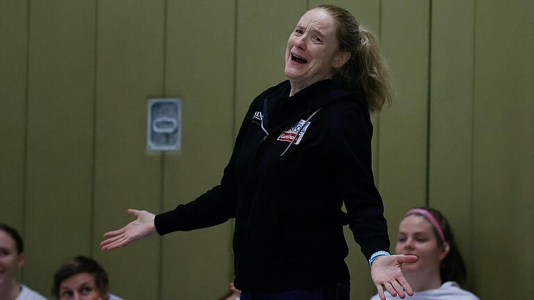 Für Trainerin Janet Fowler-Michel und ihre Basketballerinnen der Qool Sharks Würzburg endete das Heimspiel gegen die Metropol Baskets Schwabach mit einer Niederlage.