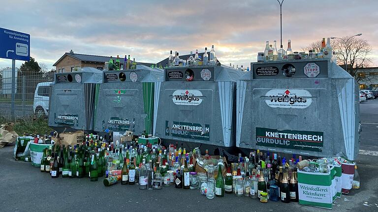 Am Dienstagmorgen, als dieses Foto entstand, waren die Altglascontainer in der Dr.-Georg-Schäfer-Straße in Gerolzhofen bis über den Rand gefüllt. Davor standen unzählige Flaschen und Gläser. Tags darauf waren die Container zwar geleert, das außerhalb der Container entsorgte Altglas befand sich aber immer noch dort.