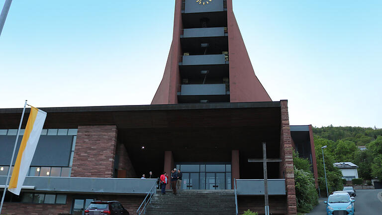 Wird die Kirche in der Lindig-Siedlung geschlossen? Diese Frage kam bei der Bürgerversammlung auf. Bürgermeister Paul wusste nichts von einer solchen Entscheidung.