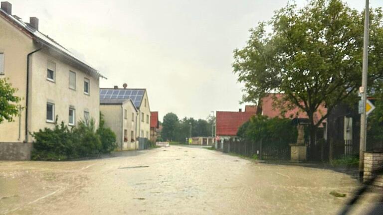 Lassen sich solche Bilder wie hier die überflutete Dorfstraße beim jüngsten Hochwasser in Prappach durch den Einsatz von KI vermeiden? Darauf hofft die Stadt Haßfurt.&nbsp;