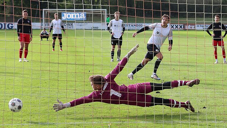 FC-Torwart Nicolas Schmitt kann sich strecken wie er will: der Strafstoß von Leonhard Wirth ist zu platziert und rauscht zum 1:1 in die Maschen.