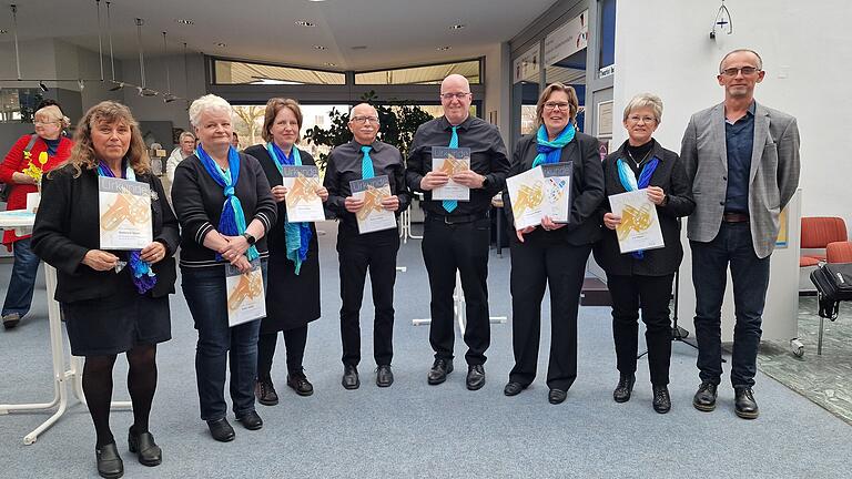 Langjährige Musikerinnen und Musiker wurden für ihr aktives Musizieren beim Posauenchor Bad Brückenau vom Leitenden Landesposaunenwart Dieter Wendel geehrt. - Langjährige Musikerinnen und Musiker wurden für ihr aktives Musizieren beim Posauenchor Bad Brückenau vom Leitenden Landesposaunenwart Dieter Wendel geehrt. Von links: Seit mehr als 25 Jahren sind Susanne Taube und Edith Müller im Posaunenchor aktiv. Maria Weber musiziert seit genau 25 Jahren. Peter Fischer ist seit 40 Jahren dabei und Jürgen Prockl seit nunmehr 50 Jahren. Daniela Wagner wurde für 25 Jahre als Chorleiterin geehrt und Iris Müller vom Posaunenchor Züntersbach für 30 Jahre Chorleitung. Langjährige Musikerinnen und Musiker wurden für ihr aktives Musizieren beim Posauenchor Bad Brückenau vom Leitenden Landesposaunenwart Dieter Wendel geehrt. - Langjährige Musikerinnen und Musiker wurden für ihr aktives Musizieren beim Posauenchor Bad Brückenau vom Leitenden Landesposaunenwart Dieter Wendel geehrt. Von links: Seit mehr als 25 Jahren sind Susanne Taube und Edith Müller im Posaunenchor aktiv. Maria Weber musiziert seit genau 25 Jahren. Peter Fischer ist seit 40 Jahren dabei und Jürgen Prockl seit nunmehr 50 Jahren. Daniela Wagner wurde für 25 Jahre als Chorleiterin geehrt und Iris Müller vom Posaunenchor Züntersbach für 30 Jahre Chorleitung.