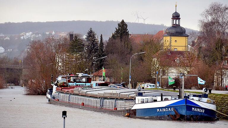 jr hochwasser hafen       -  An der Stelle, an der dieses Schiff festgemacht hat, soll eine Schiffsanlegestelle für Schubverbände eingerichtet werden.