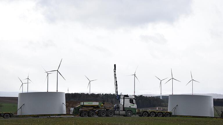 Schon eine ganze Reihe von Bausegmenten ist am Windpark angeliefert worden.