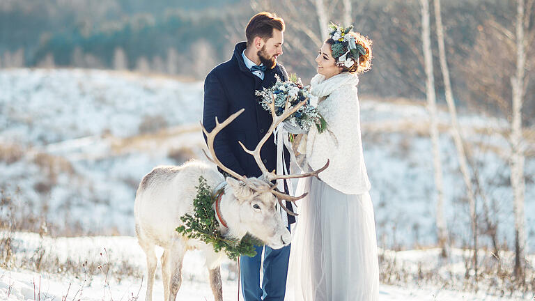 Winterhochzeit       -  Auch im Winter lassen sich traumhaft romantische Hochzeiten feiern.