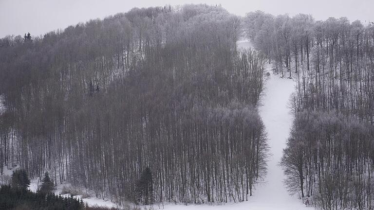 Die 'Rennstrecke' am Simmelsberg: Die Piste ist aufgrund ihrer Steilheit selbst für gute Skifahrer eine kleine Herausforderung.