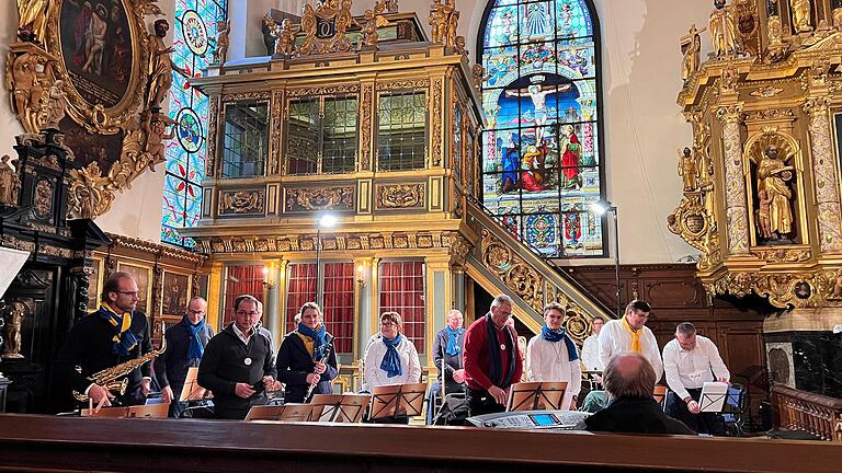 In der prachtvollen Kirche St. Gertrud in Stockholm gestalteten die wallfahrenden Musikerinnen und Musiker den Sonntagsgottesdienst und spielten anschließend ein Standkonzert im Pfarrgarten.&nbsp;