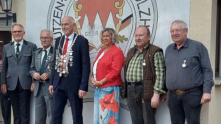 Auf dem Foto: Der Alter König Alfred Linke, Sportleiter Günter Brand, 2. Bgm Erich Servatius, neue Schützenkönigin Annette Linke, 1. Ritter Manfred Roth, 2. Ritter Andreas Grindel.