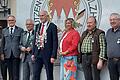 Auf dem Foto: Der Alter König Alfred Linke, Sportleiter Günter Brand, 2. Bgm Erich Servatius, neue Schützenkönigin Annette Linke, 1. Ritter Manfred Roth, 2. Ritter Andreas Grindel.