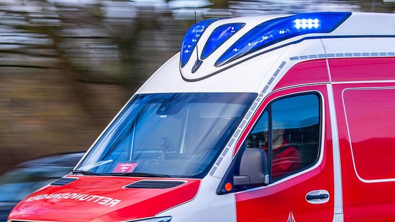 Rettungsfahrzeug im Einsatz - Symbolbild       -  Bei einem Zusammenstoß zwischen mehreren Autos auf der A93 nahe Schwandorf sind drei Menschen verletzt worden. (Symbolbild)