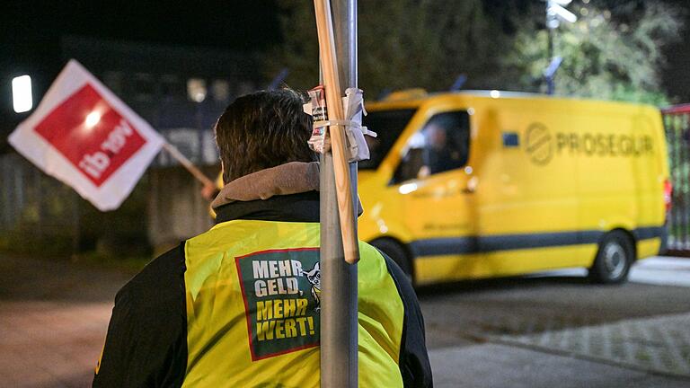 Warnstreik  der Beschäftigten des Geld- und Werttransports       -  Die Gewerkschaft Verdi ruft Beschäftigte des Geld- und Werttransportes zu ganztägigen Warnstreiks in allen Bundesländern auf.